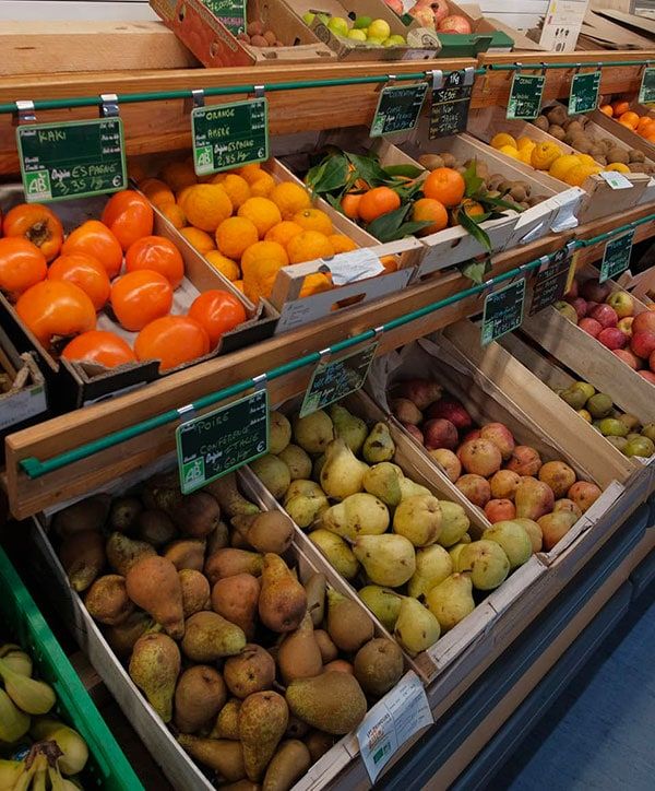 Cagettes de fruits bio au rayon fruits et légumes du magasin Uni’vers Bio à Golbey