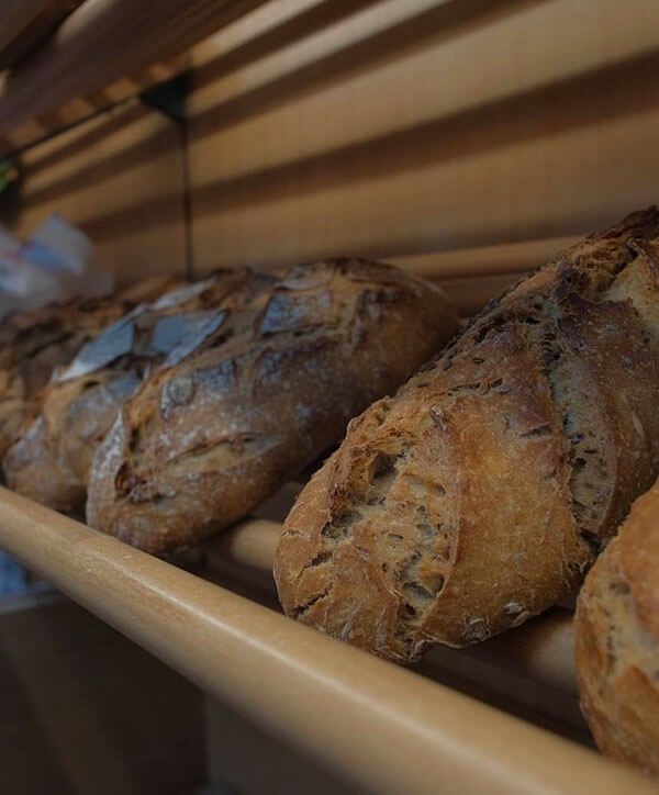 Pains frais au levain bio en magasin