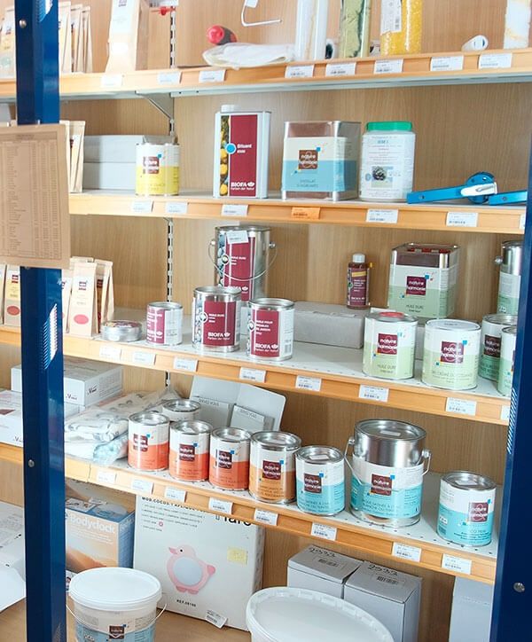 Pots de peinture écologique au rayon peinture et décoration